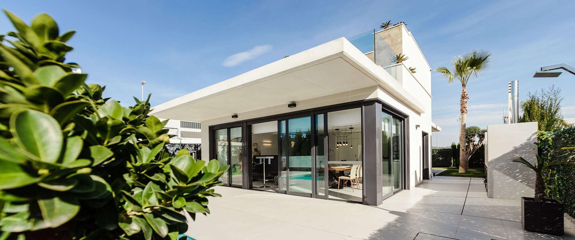 Vista de propiedad en Ibiza con vistas al mar